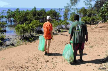 event image 1639526969 collecte de dechets sur le bord de mer de la tribu de koe scaled