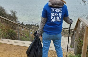 event image 1680690045 nettoyage de plage avec les mains dans le sable