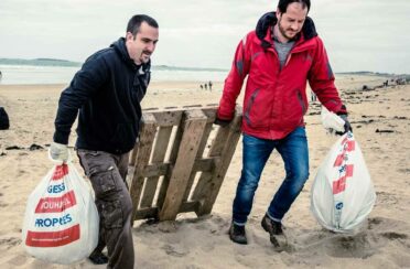 event image 1683706914 nettoyage des plages de larmor gwened et du sentier rosvellec a vannes avec les mains dans le sable