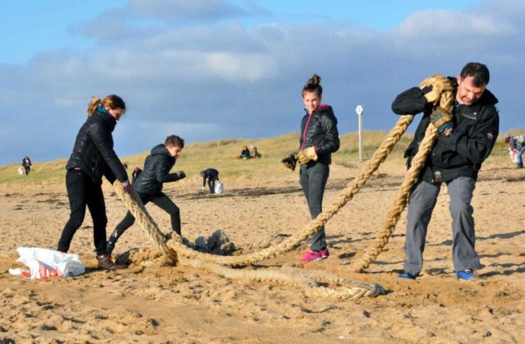 event image 1683708235 nettoyage de la plage de toulhars avec les mains dans le sable