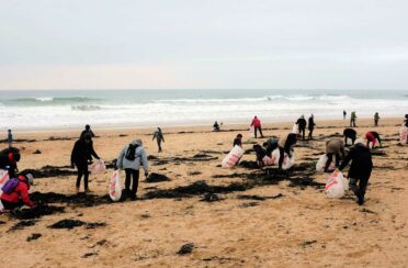 event image 1686131492 nettoyage de plage a gavres avec les mains dans le sable